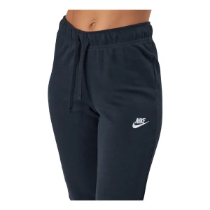 Svarta mjukisbyxor från Nike - Snygga svarta mjukisbyxor från Nike med klassisk vit logga på benet. Byxorna har resår i midjan med snörning och två sidofickor. Perfekta för träning eller som mjukis, tillverkade i mjukt bomullsmaterial. (SPORTSWEAR CLUB FLEECE WOMEN'S MID-RISE PANTS BLUE/WHITE)
