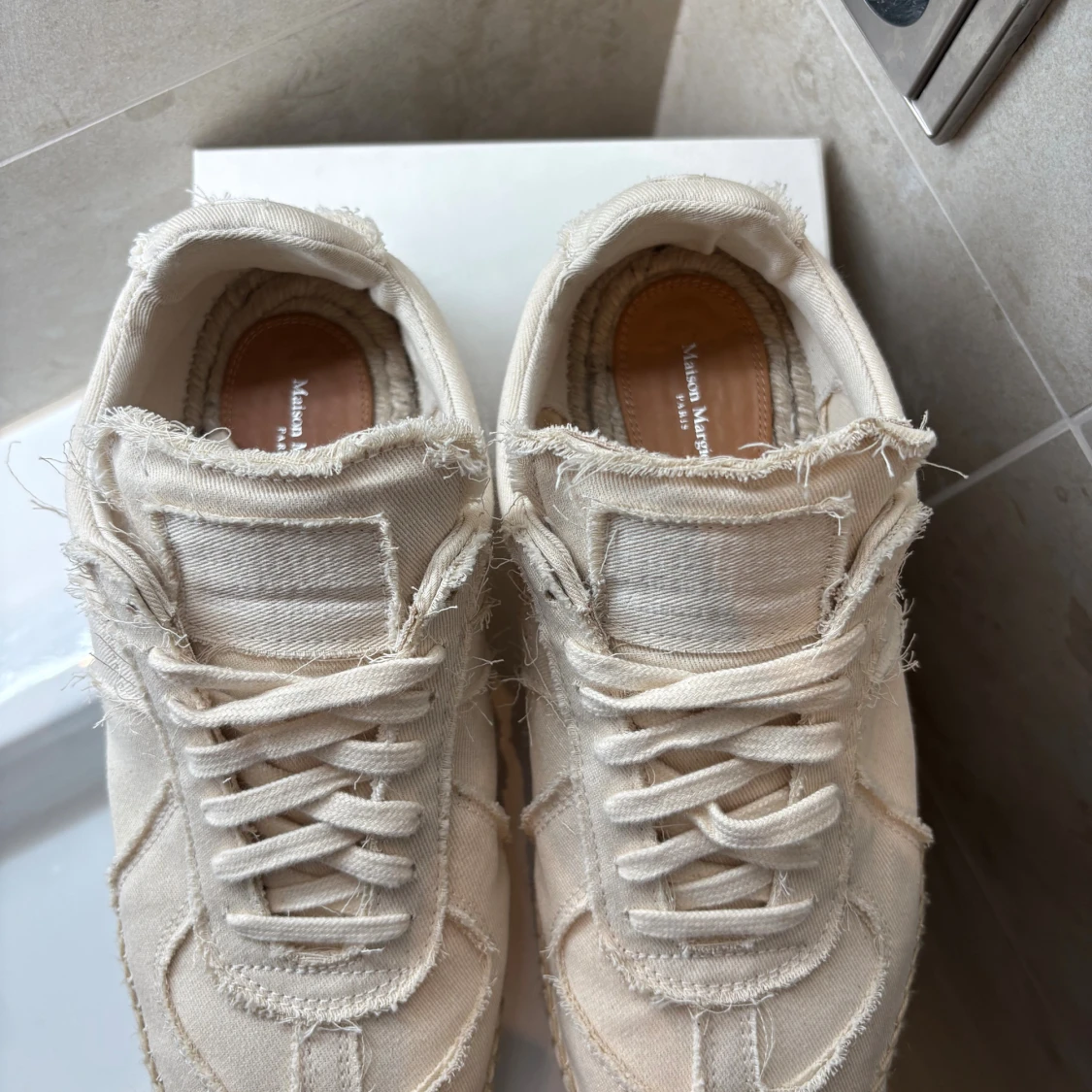 Maison Margiela sneakers i beige canvas - 2