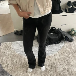 Svarta  jeans - Säljer ett par svarta jeans med utsvängd passform. Byxorna är mid rise och är från Zara. Hör av er vid frågor😊