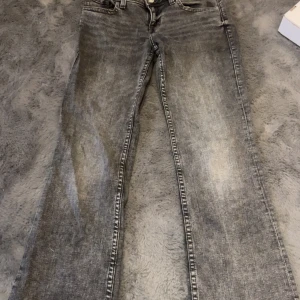 Jean - Snygga jeans med insydda detaljer på fickorna, sitter jätte snyggt på kroppen, inga defekter, måtten finns i bilderna. Pris kan diskuteras💓