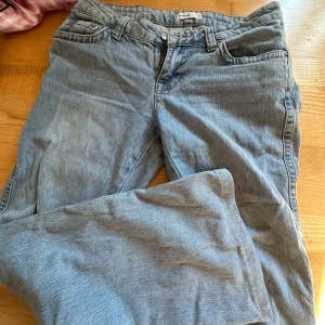 Ljusblå jeans från Perfect Jeans - Säljer ett par klassiska ljusblå jeans från Perfect Jeans i storlek 36. De har raka ben, fem fickor och normal passform. Jeansen är tillverkade i bomull och har en snygg vintagekänsla med traditionella detaljer som bälteshällor och knappgylf. Dom är uppsydda och går till anklarna på mig som är 165cm 