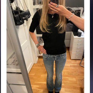 Low waist bootcut jeans vintage - Snygga blå vintage bootcut jeans med väldig låg midja, fickor fram och ett par lite lägre fickor bak för ännu snyggare. Storlek XXS. Skriv vid funderingar, frågor eller fler bilder! 💗