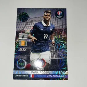 Frankrike Nike fotbollströja blå - Snygg blå fotbollströja från Nike med vit krage och franska landslagets emblem på bröstet. Tröjan har korta ärmar och nummer 19 på framsidan. Perfekt för dig som vill representera Frankrike under match eller träning.