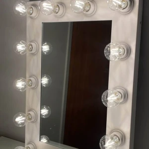 Sminkspegel - Köpte för ett tag sedan men inte riktigt nöjd då den inte passar min stil. Fin och i nyskick. Lamporna ingår inpriset. Köptes för 2000kr ink lamporna