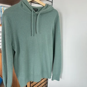Kashmir Hoodie - Snygg grön hoodie från J.Crew i 100% kashmir. Storleken är S men passar mig som är 180 cm och 70 kg. Nypris ca 3500 kr. 