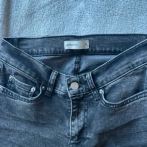 Perfect jeans - Flare mid/low waist jeans från gina i grå😝GÅ IN PÅ VINTED JULIAMALWI.00 OCH KÖP DÄR