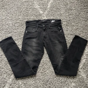Replay Anbass jeans - Säljer ett par svarta Replay Anbass jeans med storleken w31 L34 men passar även folk som inte är så jättelånga. Nypris 1500kr. Priset är inte hugget i sten hör gärna av dig om du känner minsta intresse. Dom har lite skar märken fram men är ingenting som märks. raka ben. 