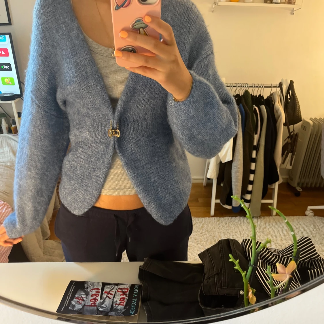 Blå stickad kofta med