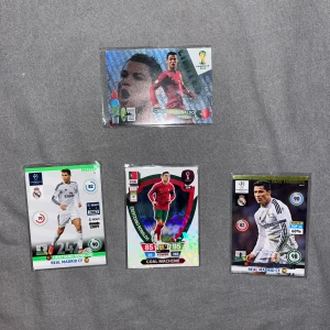 Cristiano Ronaldo - Fotbollskort - Samling med coola fotbollskort med Cristiano Ronaldo, perfekt för dig som älskar sport och vill ha något unikt i din samling! Korten visar Ronaldo i både Real Madrid och Portugal, med snygga designer och stats. Passar både samlare och fans av fotboll.