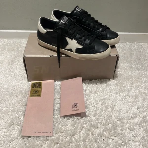 Golden Goose  skor - Tja säljer dessa as feta golden goose skor i stl 41, skorna är i bra skick men det ända som är en defekt är då duken som är väl använd, men hör av dig till mig om du är intresserad eller släng ett prisförslag!😁🤗