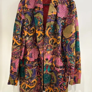 Kavaj med lite puff på axlar. - Siden kavaj i härligt mönster.