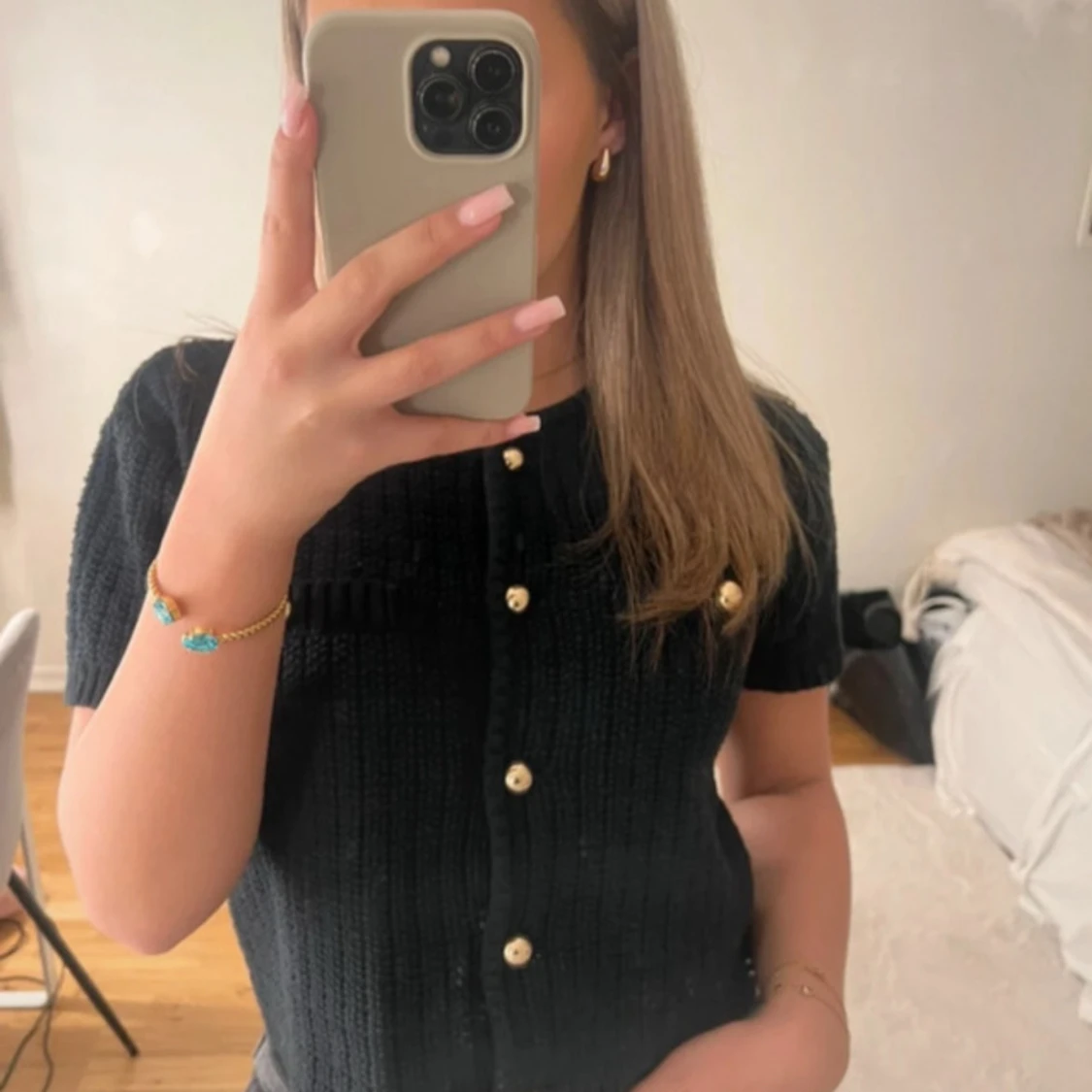 H&M Svart stickad topp med guldfärgade knappar - 1