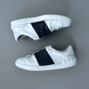 Valentino Open - Feta valentinos i helt okej skick 6-7/10 ish, klart använda och general wear på hela skon. ALLT OG förutom kvitto. Slitna ifram på vänstra skon, men inget som man tänker på så mycket. Skriv för fler bilder eller vid funderingar 🙌