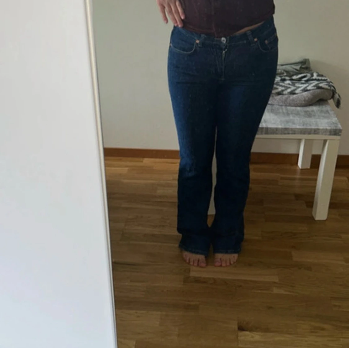 Mörkblåa mid waisted bootcut jeans från Gina tricot  - 4
