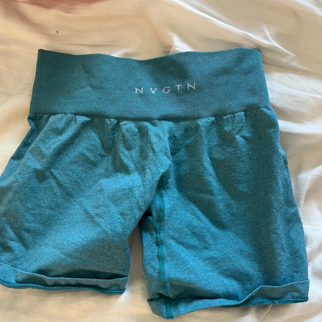 Turkosa högmidjade shorts från NVGTN - 1