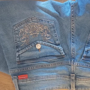 🤩Sjukt snygga low waist jeans!🤩 - ❗Kan pruta ❗                                           Säljer dessa sjukt snygga jeansen som är helt slutsålda pga sjukt populära! ✨Säljes då dem är för korta för mig och därav ej används! Väldigt lågmidjade, 2 knappar fram, fickor fram och bak och det är bootcut jeans! 💖 Skit snyggt tryck på fickorna bak!