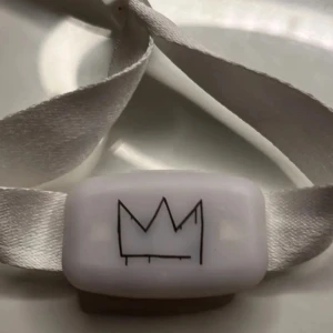 Hov1 lysarmband - Säljer mitt lysarmband från konserten 2023!!!!Man får buda. Den som budar högst säljer jag till!!❤️💌❤️💌❤️Skriv för fler bilder