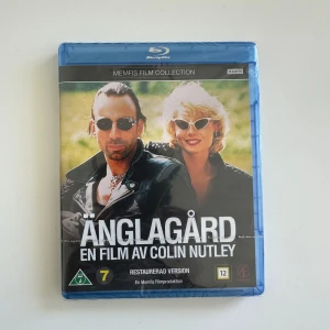 Änglagård på Blu-ray - Upptäck Änglagård – en svensk klassiker om oväntade möten och förändringar i en liten by. Perfekt för dig som gillar berättelser med motorcyklar, läderjackor och starka personligheter. Restaurerad version på Blu-ray, idealisk för filmkvällar med vänner.