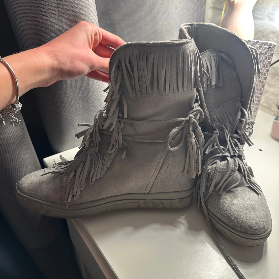 Grå mockaboots med fransar - 1