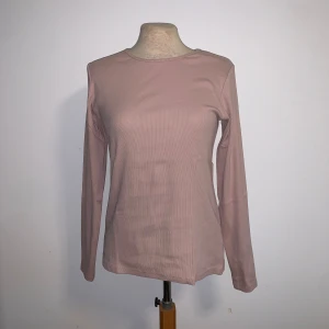 En tröja och en t-shirt - En ljusrosa långärmad från HM storlek M och en ljusrosa,grön kortärmad från Selected homme storlek M