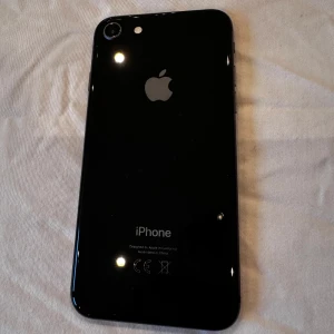 iPhone 8 - En iPhone 8 i väldigt fint skick, skal har suttit på sedan den köptes. Den är minimalt använd trots att den är några år. 