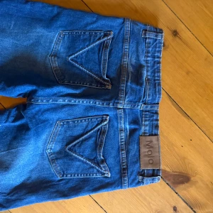 Blå jeans från Molo!! - Säljer ett par supersnygga Jeans från Molo som min brorsa har växt ur! De är mörkblå och i nyskick. Skriv gärna om du har frågor!!🌸