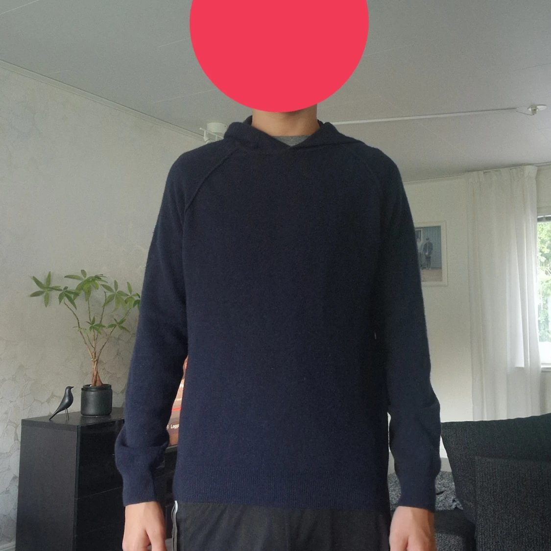 Mörkblå cashmere hoodie från Oscar Jacobson