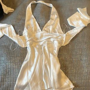 Klänning - Klänning där du knyter den vid revbenen och öppen till svanskotan. Den sitter som en M