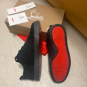 Loubs - Säljer dessa fina skor eftersom att jag inte längre vill ha dom. Dom är använda ett par gånger och är i riktigt bra skick. Säljs för grymt pris. 