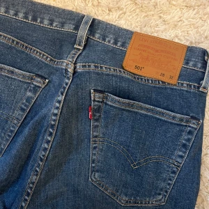 Levi's 501 blå jeans W28 L32 - Snygga Levi’s 501 blå jeans. Säljer åt min brorsa! Storlek: W28 L32🤍Super fint skick! 