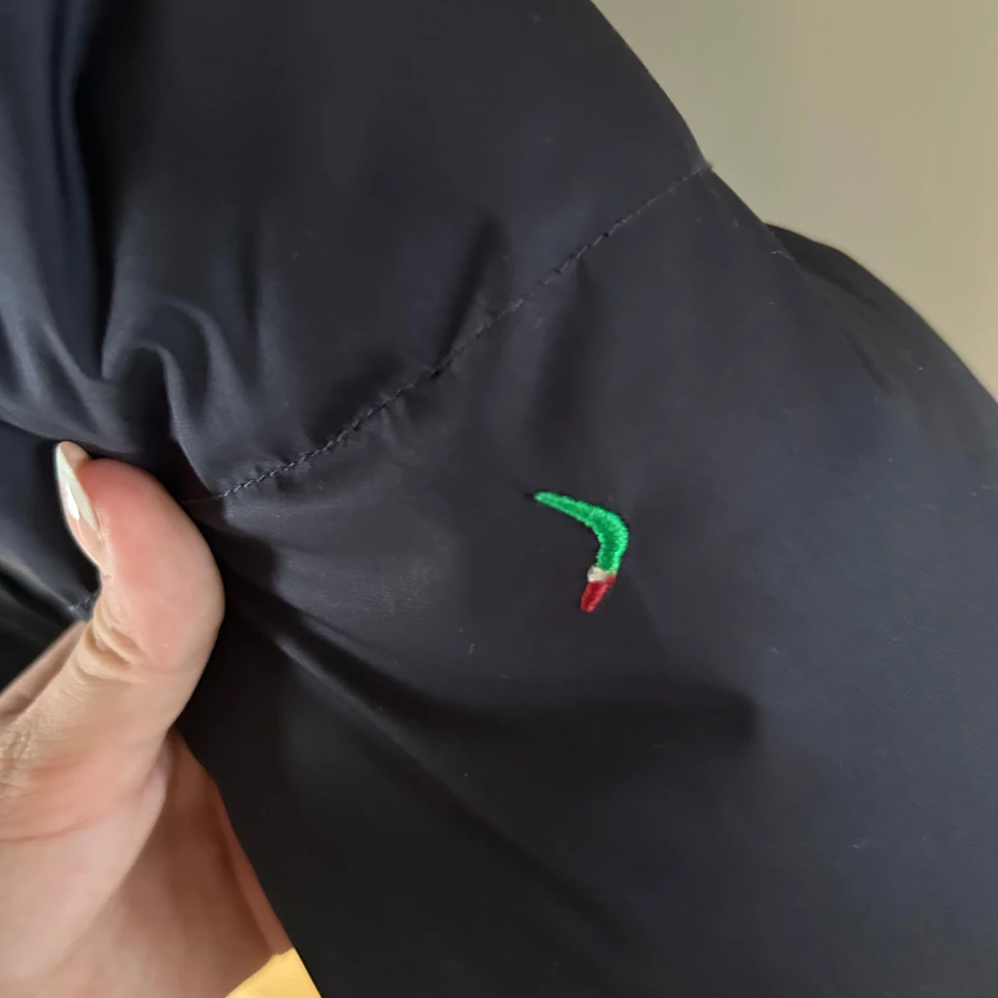 Mörkblå dunjacka med huva och snörning - 4