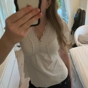 Supergullig blus - En fin vit blus som jag säljer då jag inte kommer till användning av den längre, normal i storlek och pris kan diskuteras vid snabb affär💛
