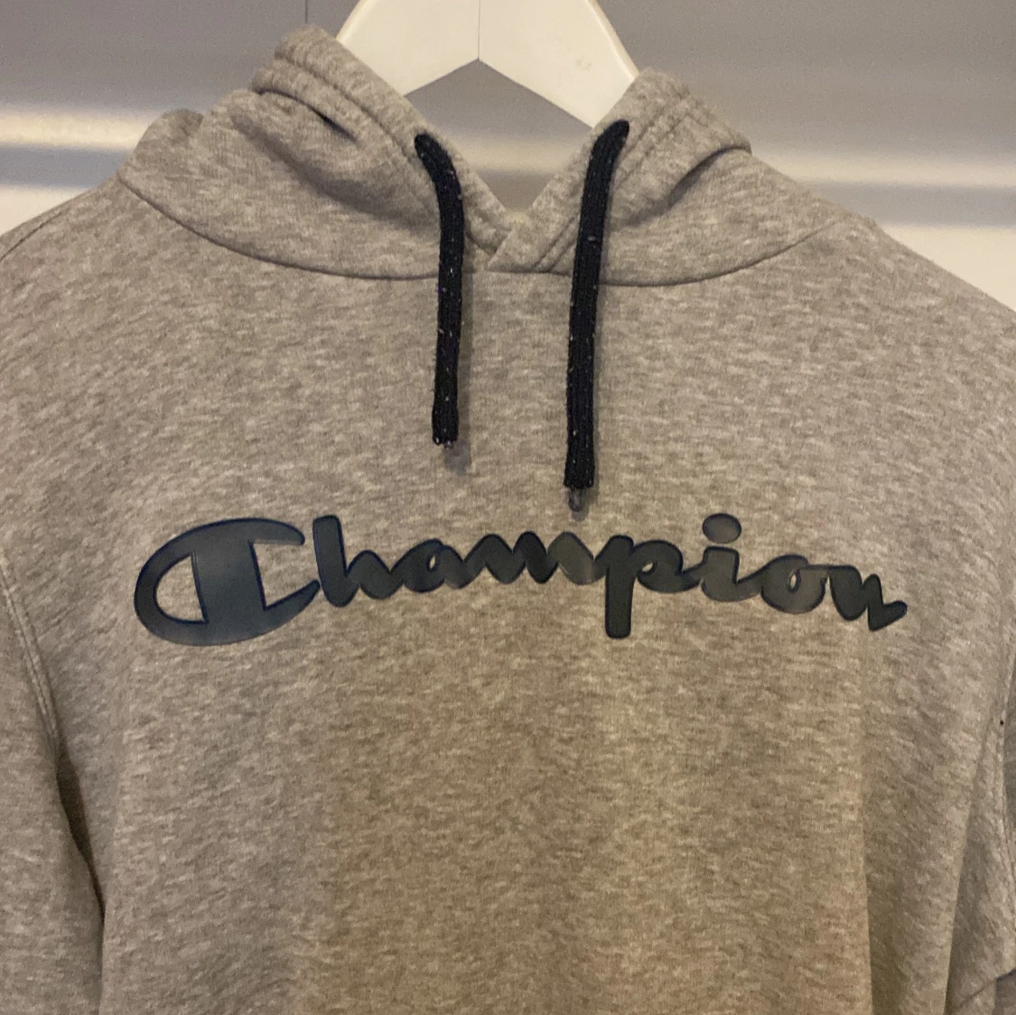 Grå hoodie från Champion med logga - 1