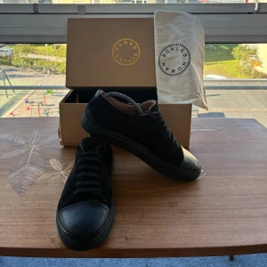 Mockaskor från Human Scales  - Riktigt fräscha helsvarta mockaskor från Human Scales  Nypris ligger på cirka 1900 kr  Skriv för frågor eller prisförslag🙌