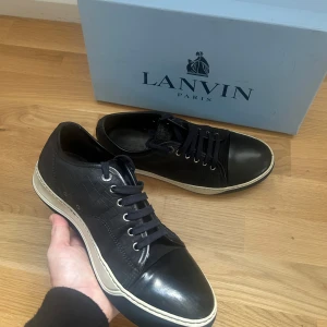 Lanvin skor - Säljer mina stilrena Lanvins i mörkblå/svart, box medkommer. Storlek: 42, mycket bra skick. 
