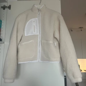 Beige teddyjacka  - Storlek 34 men passar en 36 också   Aldrig använd.