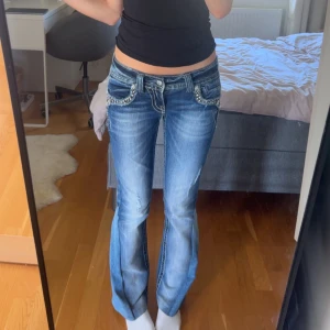 Miss Me jeans - Säljer ett par blå bootcut jeans från Miss Me, de var skinny ifrån början men jag har sytt om dem till bootcut!🥰skriv till mig innan ni köper! Storlek 26 men passar även mindre!