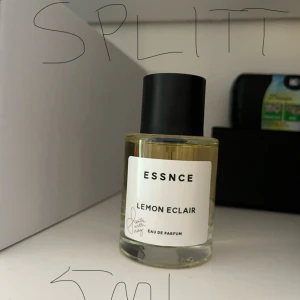 ESSNCE Lemon Eclair Eau de Parfum - SPLITT! En fem ml splitt av min 50ml fullsize. Fräsch parfym med citrusdoft från ESSNCE, Lemon Eclair. Kommer i en rund glasflaska med svart lock och vit etikett. Perfekt för dig som gillar energiska och livliga dofter med en modern touch.