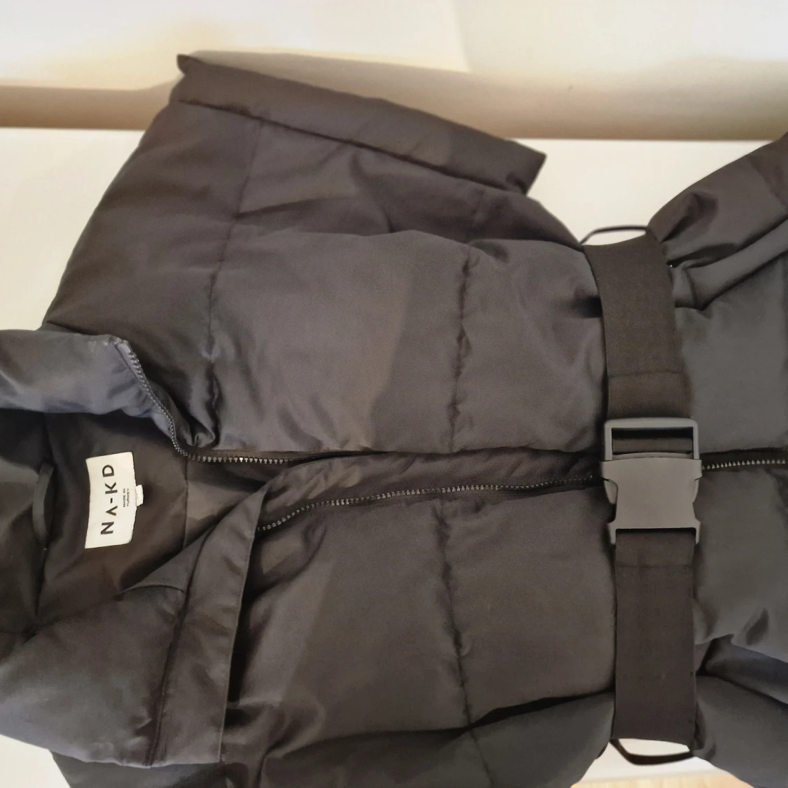 Svart dunväst från NA-KD med bälte - 4