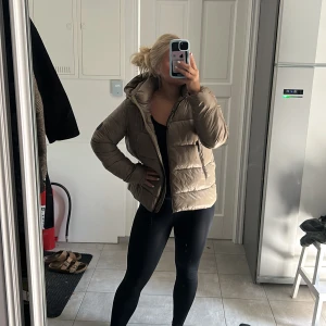 Beige pufferjacka - Säljer en snygg vinterjacka från zara i färgen beige 