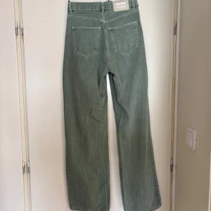 Gröna vida jeans  - Snygga gröna jeans i bra skick med vida ben och hög midja i storlek 25/32 från drdenim, skriv för mått!