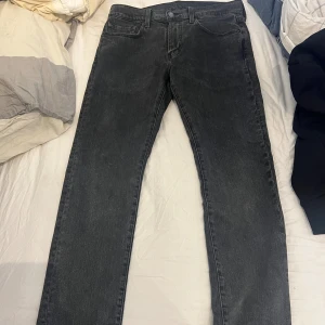 Levi's 502 svarta jeans straight fit - Säljer ett par svarta Levi's 502 Premium jeans i straight fit. Jeansen har klassisk knapp och dragkedja fram samt läderpatch bak. Materialet är robust denim i bomull och färgen är snyggt tvättad svart. Köpta för 1100kr. Mitt pris 350kr priset kan diskuteras vid snabb affär. Skick 10/10 knappt använda. Storlek 30/31.