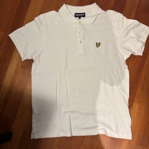 Vit piké från Lyle & Scott, storlek L - Snygg vit pikétröja från Lyle & Scott i storlek L men passar också M. 