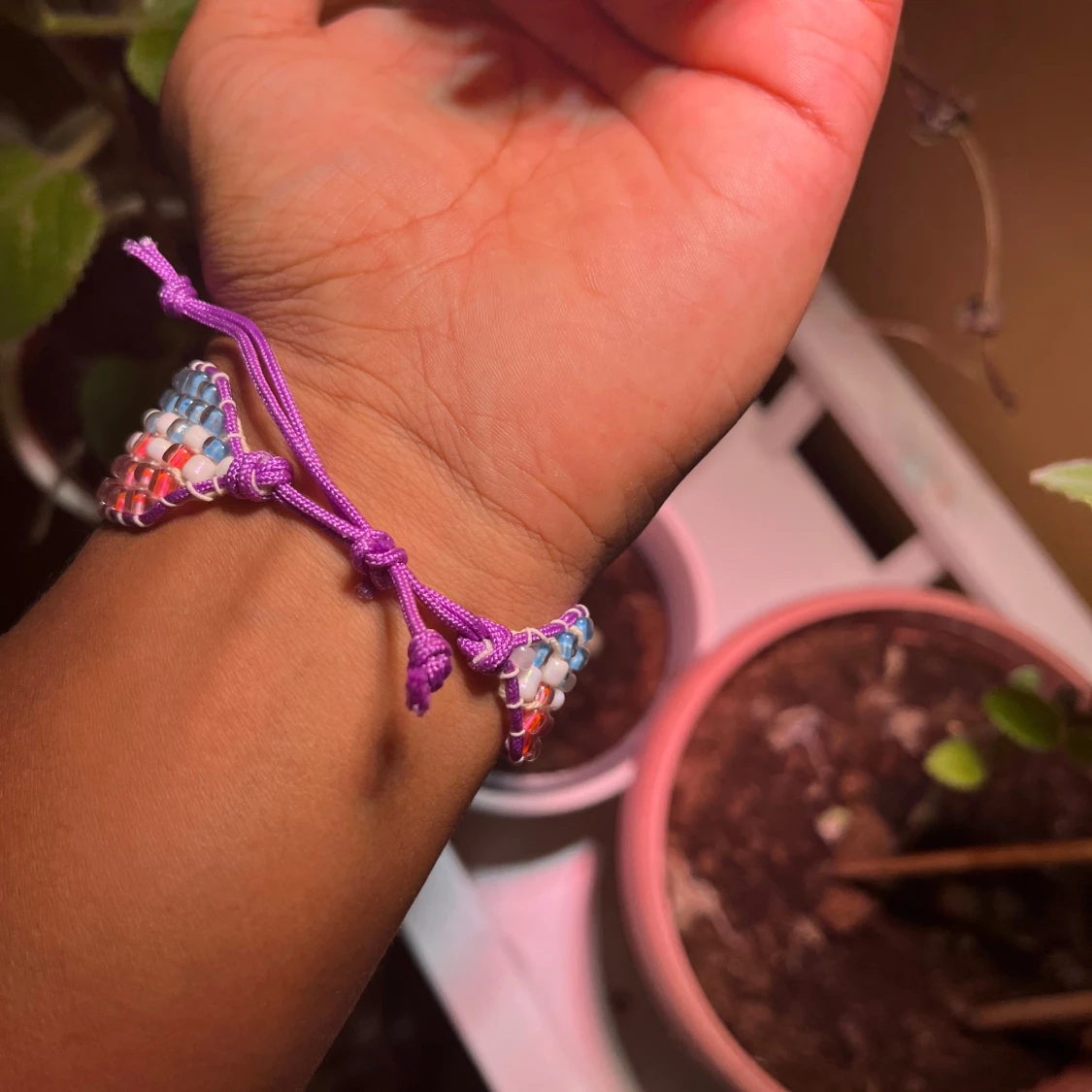 Färgglatt pärlarmband med snörning - 3