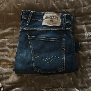 Replay anbass jeans - Replay anbass jeans i storlek 33/32 (sitter som 32/32) Mycket bra skick. Nypris 1800kr