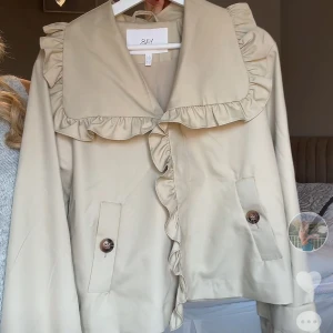 Jacka - Säljer denna magiska jackan. Perfekt till hösten, använd en gång 😚 nypris 1399