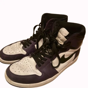 Air Jordan 1 court purple skor.  STRL43 - Säljer mina air jordan 1 court purple skor, änvända fåtal gånger!                   Buda i på!