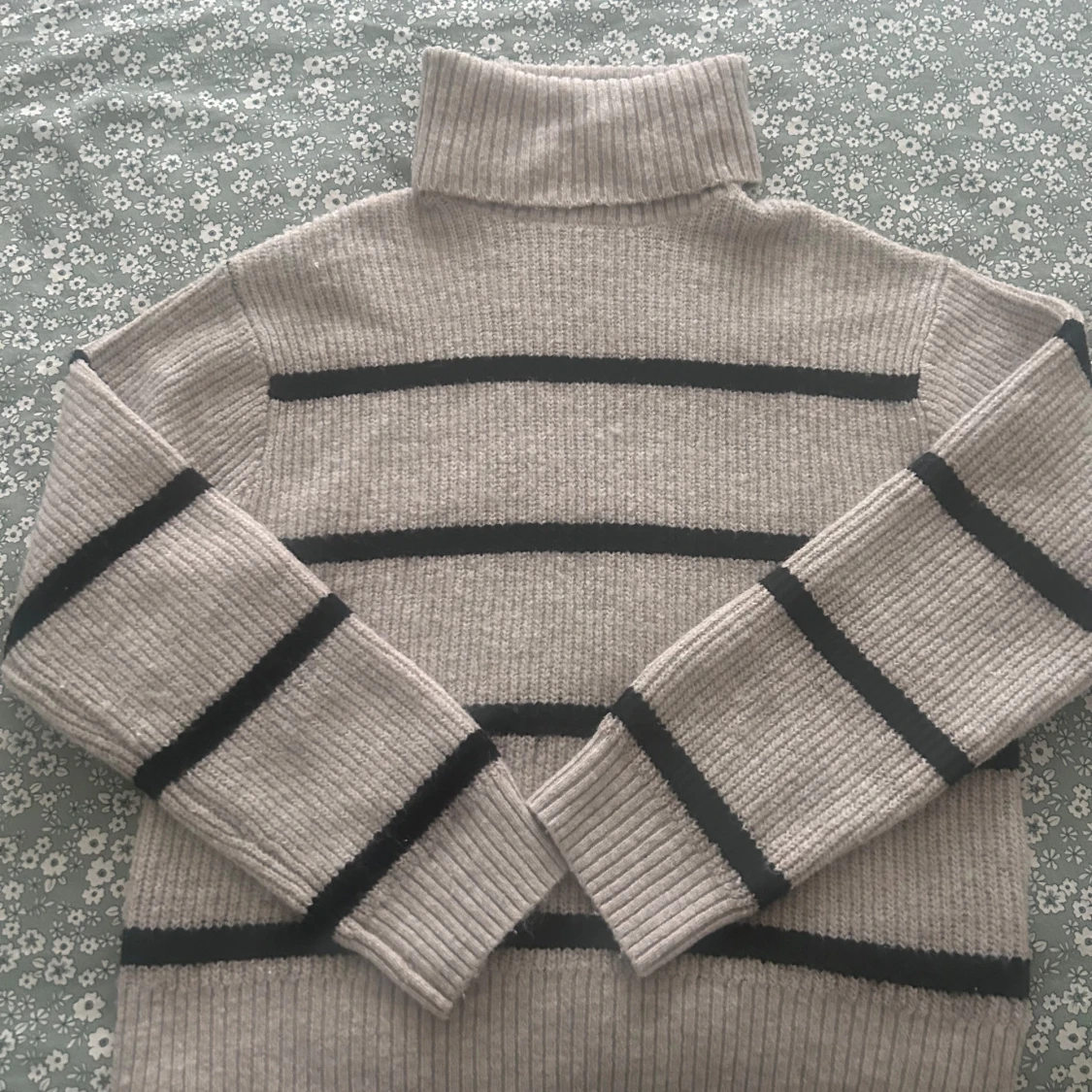 Beige randig stickad tröja