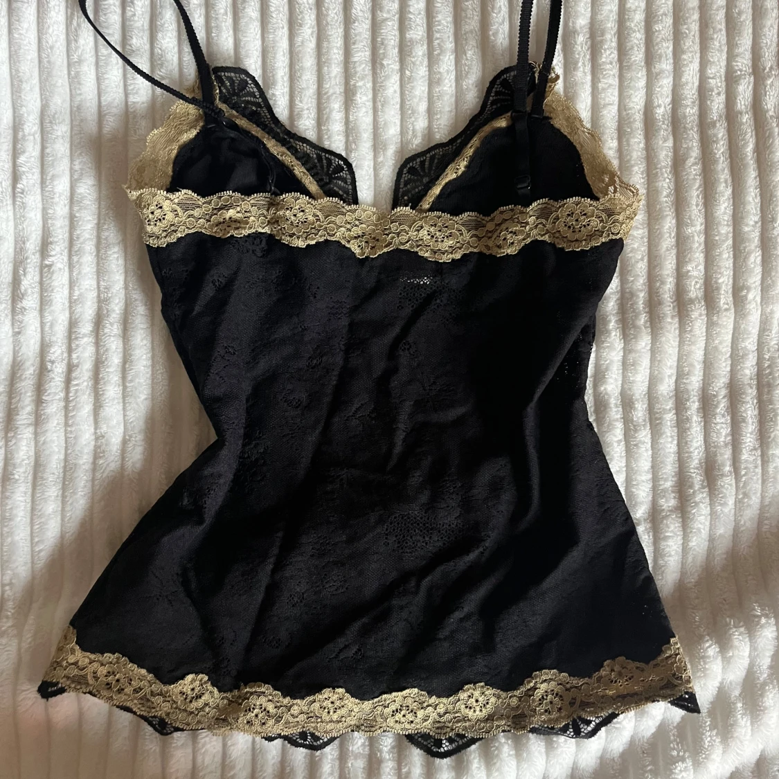 Svart spetslinnetopp med gulddetaljer - 3