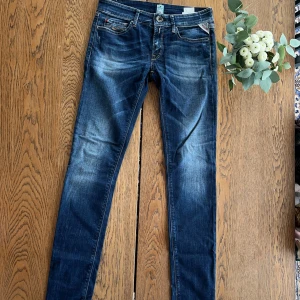 Replay Jeans -  Mörkblå Replay Jeans (slim fit) med slitningar för endast 299kr då dem är för små för mig! W28 L32. Priset går att diskutera vid snabb affär, hör av er i dm vid funderingar 🙌